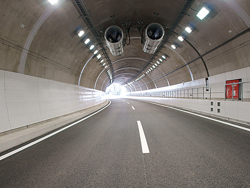 トンネル内装板